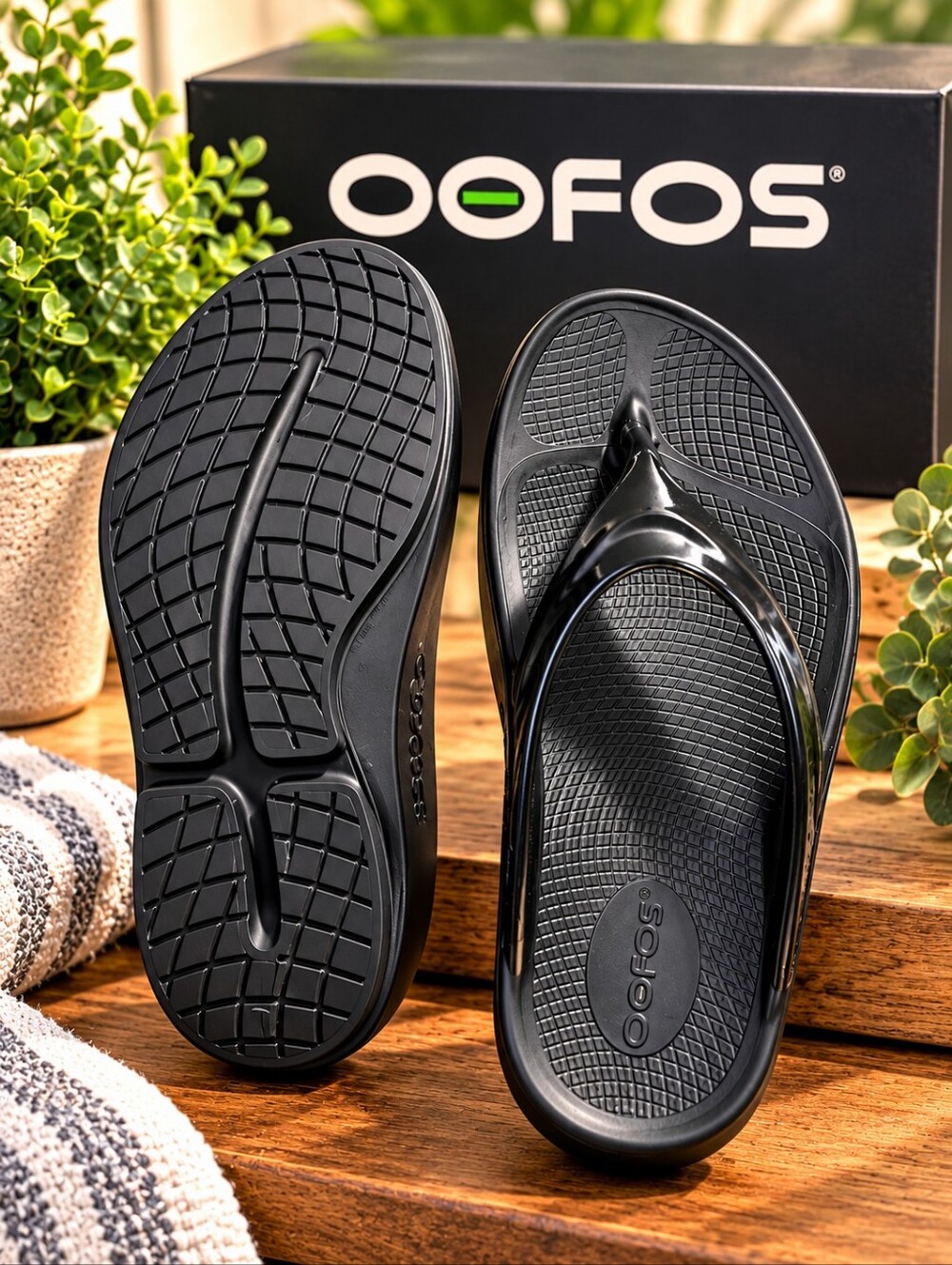Oofos Black Oomega Thong Sandals NWOT W8